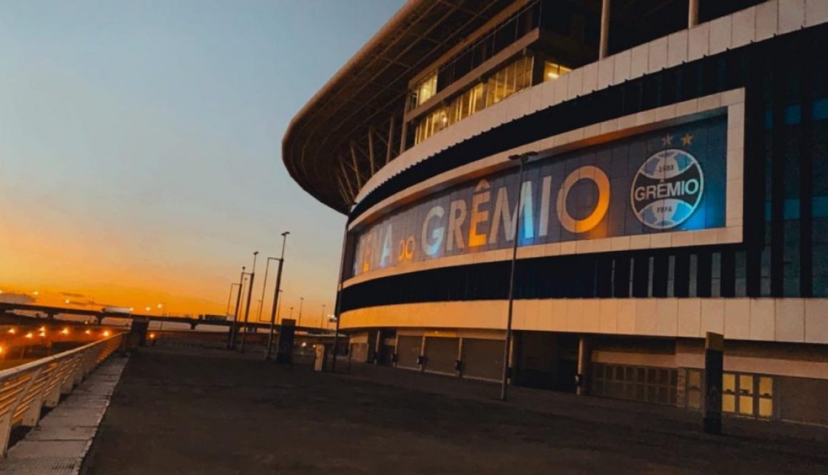 Cores alusivas à campanha de conscientização sobre o câncer iluminam a Arena do Grêmio