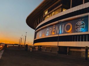 Cores alusivas à campanha de conscientização sobre o câncer iluminam a Arena do Grêmio